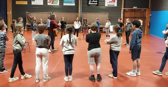 photo  après la phase de création réalisée en classe, les élèves de cm1-cm2 de l’école armand-brousse ont commencé les répétitions de leur chanson dans une salle du complexe louis-rabineau, sous la direction de sarah pouplet et l’implication de marie-josé bargas, la professeure de la classe (troisième à gauche).  &copy;  ouest-france 
