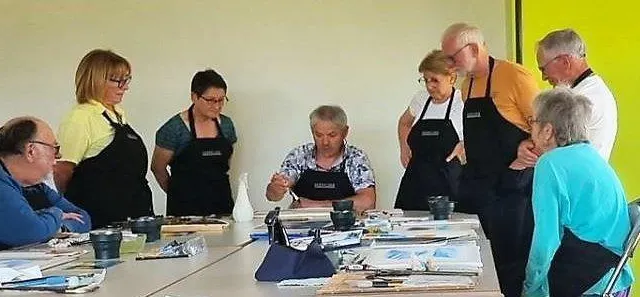 photo  « au début de chaque séance, je donne les pistes à suivre. chacun doit s’efforcer de reproduire le même dessin, en général une photographie », explique l’artiste xavier kosmalski.  &copy;  ouest-france 