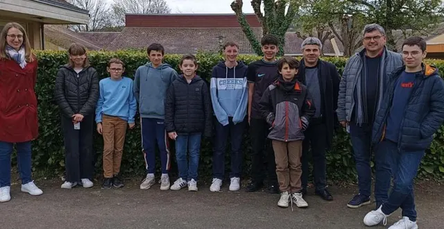 photo  les gagnants du concours algoréa du collège paul-harel.  &copy;  ouest-france 