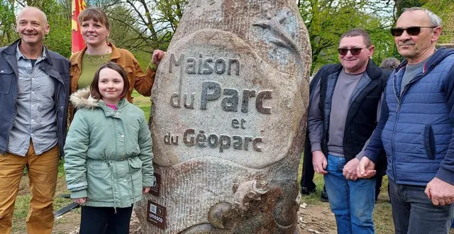 photo  une sculpture qui représente l’intérêt géologique du territoire : les sculpteurs (à gauche) et les donateurs de la roche.  &copy;  ouest-france 