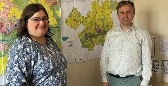 photo  carine ménage et anthony gogdet annoncent l’organisation d’une enquête publique pour la modification du plui du pays fléchois.  &copy;  ouest-france 
