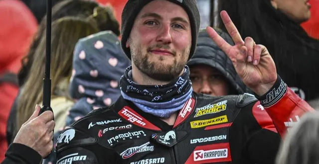 photo  martin renaudin, le sarthois, a vécu des émotions fortes lors de la première parade des pilotes des 24 heures motos, en centre-ville du mans.  &copy;  le maine libre - denis lambert 
