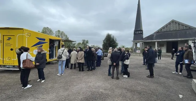 photo  le bureau de poste itinérant stationnera sur la place de l’église de champosoult, chaque mercredi après-midi.  &copy;  ouest-france 