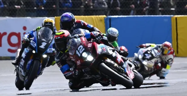 photo  la suzuki n°12 su sert et la yamaha n°1 du yart à la bagarre depuis le début de la course.  &copy;  photo le maine libre - denis lambert 