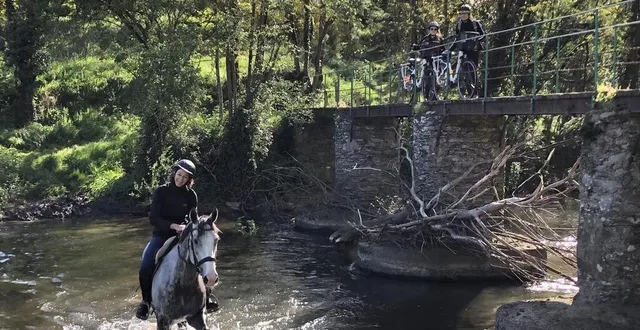 photo  au lieu-dit le moulin neuf, à beaupréau-en-mauges, un double passage permet aux chevaux de franchir un guet et aux piétons et vélos de prendre une passerelle sans se mouiller.  &copy;  ouest-france 