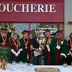 photo devant la boutique de thierry boul, les membres de la confrérie, les élus et les malicornais ont pu déguster des rillettes en or.