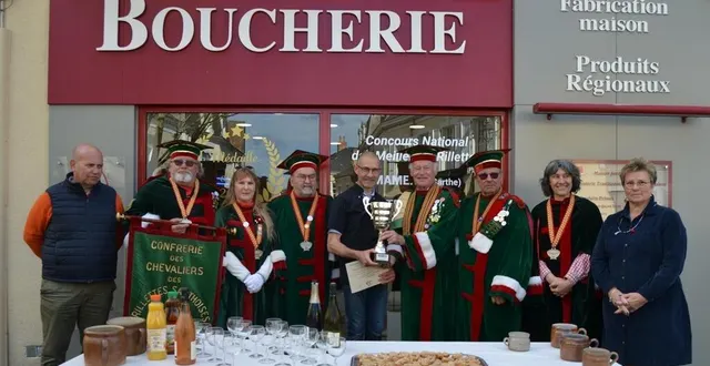 photo  devant la boutique de thierry boul, les membres de la confrérie, les élus et les malicornais ont pu déguster des rillettes en or.  &copy;  le maine libre 