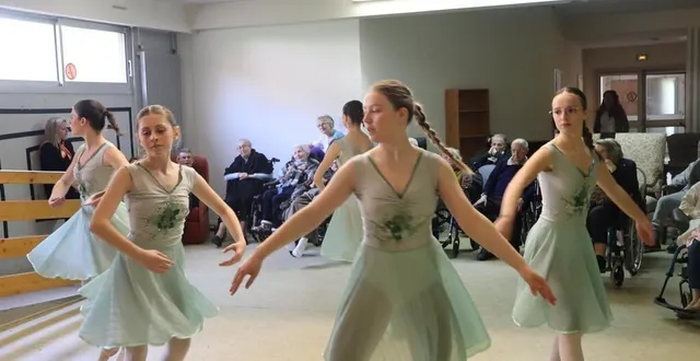 photo  éléonore, héloïse, lola, anna et noémie, cinq élèves du deuxième cycle de danse classique du conservatoire, se sont produites devant les résidents de l’ehpad de solesmes.  &copy;  ouest-france 