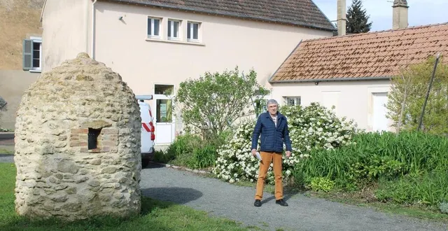 photo  « la médiathèque sera construite en lieu et place de l’actuelle bibliothèque », précise  gérard  lambert, le maire de téloché.  &copy;  ouest-france 