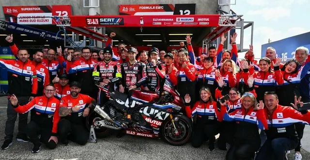 photo  le sert, autour de ses trois pilotes etienne masson, gregg black et dan linfoot, célèbre sa 8e victoire au mans, des premiers points importants pour la suite du championnat du monde.  &copy;  le maine libre – denis lambert 
