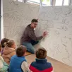 photo  régulièrement, les 168 élèves de l’école claude-debussy viennent évaluer l’avancement de la fresque dans l’atelier éphémère de l’artiste fañch juteau, installé dans une classe de l’établissement. 