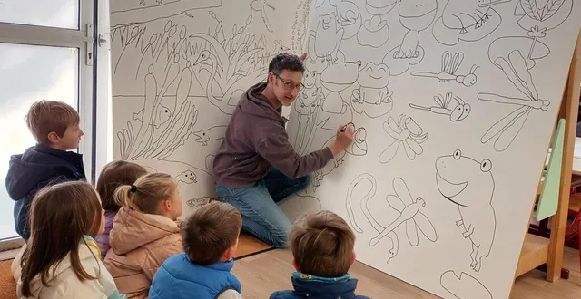 photo  régulièrement, les 168 élèves de l’école claude-debussy viennent évaluer l’avancement de la fresque dans l’atelier éphémère de l’artiste fañch juteau, installé dans une classe de l’établissement.  &copy;  ouest-france 