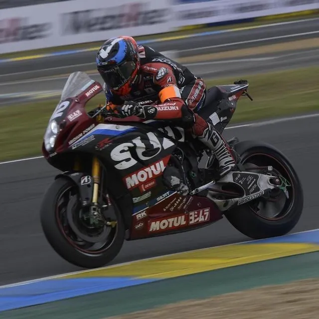 photo profitant de la chute de la yamaha du yart au petit matin, la suzuki n° 12 sur sert a pris la tête des 24 heures motos dans la matinée.  ©  marc ollivier / ouest-france