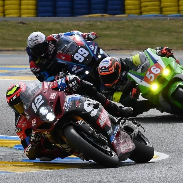 photo seule en monde en tête de course, la suzuki a dû se frayer un chemin parmi les retardataires.  ©  marc ollivier / ouest-france