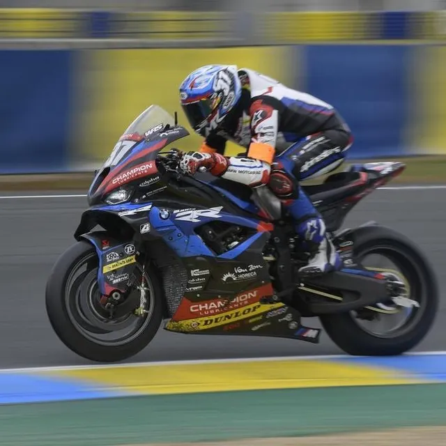 photo derrière la suzuki n° 12, la bmw n° 37 a longtemps espéré pouvoir ramener la première victoire à un constructeur européen.  ©  marc ollivier / ouest-france