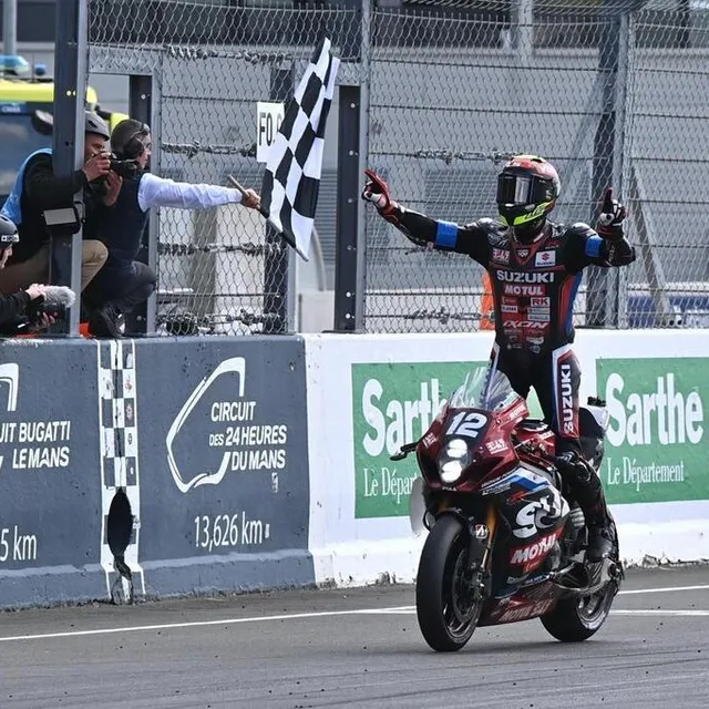 photo gregg black debout sur la suzuki n°12 au moment de franchir la ligne en première position.  ©  marc ollivier/ouest-france