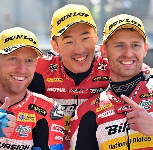 photo la joie des pilotes de la honda n° 55, vainqueurs dans la catégorie superstock.  ©  jérôme fouquet/ouest-france