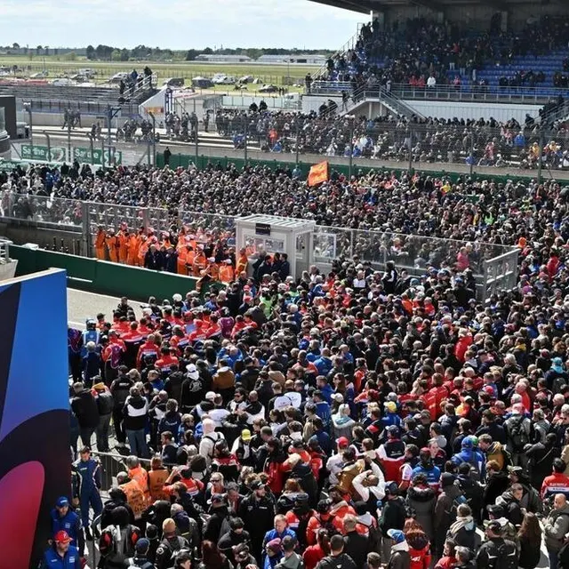 photo envahissement de piste au pied du podium des 24 heures motos 2024.   ©  jérôme fouquet/ouest-france
