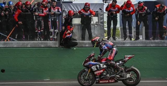 photo  la joie du team sartho-japonais sert remporte les 24 heures motos.  &copy;  le maine libre - denis lambert 