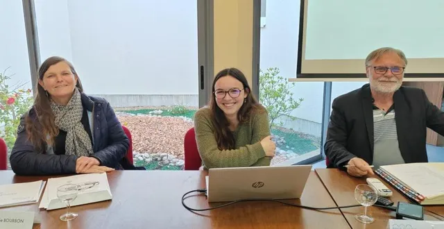 photo  élise duchêne, conseillère en économie familiale et sociale, entourée de lydie bourbon, maire déléguée de villevêque et d’eric godin, maire de rives-du-loir-en-anjou.  &copy;  co 