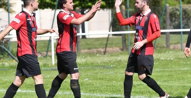 photo  boisard, au milieu, avait ouvert le score, mais st-melaine est revenu en fin de match.  &copy;  photo co - michel durigneux 