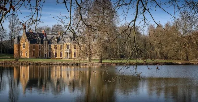photo  dimanche 28 avril, une centaine de voitures seront exposées au château de la chéronne.  &copy;  archives 