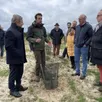 photo  près d’un plant, erwan de villepin, employé de l’entreprise thierry bourré sylviculture environnement, fournit des explications aux élus et membres des clubs service d’alençon, sur la création de cet arboretum à cerisé. 