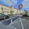 photo depuis novembre 2023, la circulation des voitures sur la rue gambetta à sablé-sur-sarthe se fait sur une voie centrale unique à double sens, bordée par des couloirs réservés aux vélos.