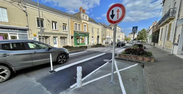photo  depuis novembre 2023, la circulation des voitures sur la rue gambetta à sablé-sur-sarthe se fait sur une voie centrale unique à double sens, bordée par des couloirs réservés aux vélos.  &copy;  ouest-france 