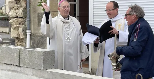 photo  vendredi, l’évêque bruno feillet a béni le chantier de la maison paroissiale d’argentan.  &copy;  ouest-france 