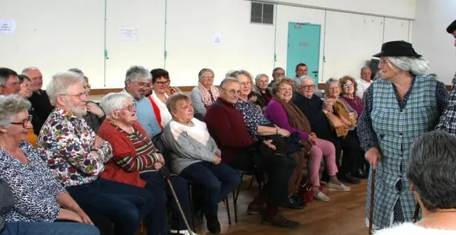photo  norine et augustin s’adressent au public qui se prend au jeu, avec « heulâ ! ».  &copy;  le maine libre 