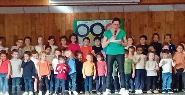 photo  la fête s’est terminée par un programme musical avec dix chansons interprétées par les enfants.  &copy;  le maine libre 