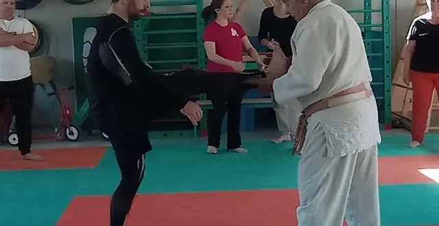photo  chacun a pris part à la découverte de l’auto défense en appliquant les techniques de self-défense initiées par andré boutin (à droite).  &copy;  ouest-france 