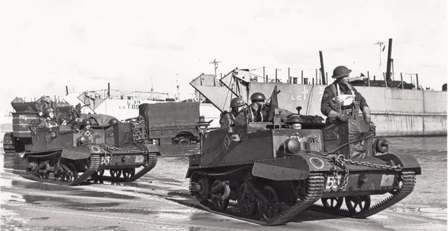 photo  des troupes canadiennes débarquent d’un lct (landing craft tank) sur une plage de sicile.  &copy;  le mémorial de caen 