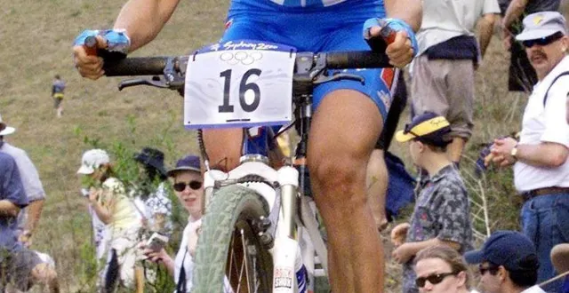 photo  laurence leboucher lors de l’épreuve de cross-country des jeux olympiques de sydney, en 2000.  &copy;  afp archives. 