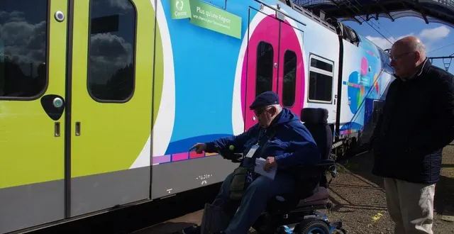photo  jean-françois gauthier, membre de l’association des paralysés de france, montre le problème des quais à arnault de calonne, maire.  &copy;  le maine libre 
