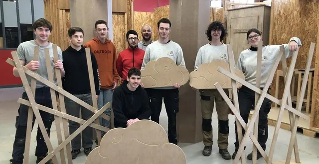 photo  mathieu braud, directeur artistique et créateur de l’opéra participatif (au fond), est très content des décors réalisés par les élèves en menuiserie et ébénisterie de giel-don bosco.  &copy;  ouest-france 