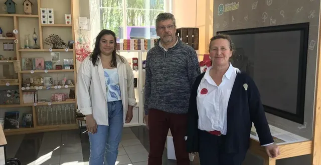 photo  philippe biaud et véronique richard, président et directrice de l’office de tourisme, avec aline gaudy, chargée de communication et de promotion à l’office de tourisme de la flèche, le vendredi 19 avril 2024.  &copy;  le maine libre 