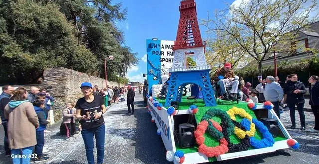 photo  candé, dimanche 21 avril. le carnaval a attiré la foule lors de cette 77e édition. ici le char de l’ehpad, avec une belle tour eiffel artisanale, en bois.  &copy;  co 