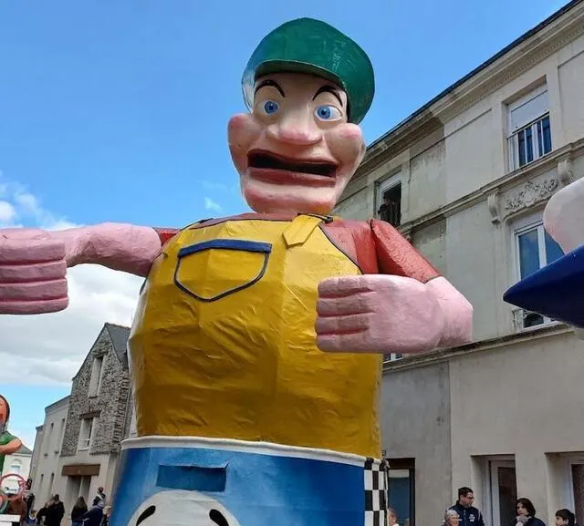 photo candé, dimanche 21 avril. il y avait davantage de chars, pour cette 77e édition du carnaval de candé.  ©  co