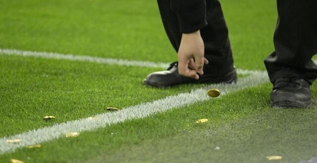 photo  les jets de pièces en chocolat sur le terrain du sc fribourg avaient entraîné l’interruption de deux matches, en décembre et en février. 