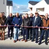 photo  franck poquin, maire de saint-léger-de-linières, coupe le ruban tricolore inaugurant une placette pleine de charme. à sa gauche, nicolas guérin, responsable développement chez nexity et daniel pasdeloup, adjoint aux espaces verts. 