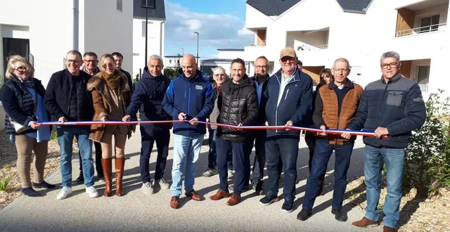 photo  franck poquin, maire de saint-léger-de-linières, coupe le ruban tricolore inaugurant une placette pleine de charme. à sa gauche, nicolas guérin, responsable développement chez nexity et daniel pasdeloup, adjoint aux espaces verts.  &copy;  co 