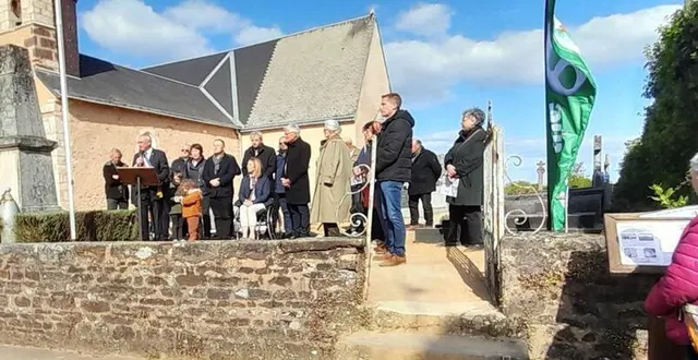 photo  vincent hulot, maire de la commune et les partenaires du projet.  &copy;  le maine libre 