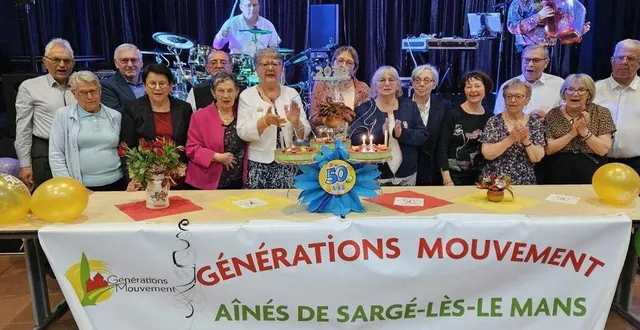 photo  les membres du comité d’administration du club sargéen autour du gâteau d’anniversaire.  &copy;  générations mouvement 