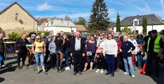 photo  les randonneurs ont été accueillis par les membres de l’association festi’crannes et par francis cosnet, le maire.  &copy;  le maine libre 