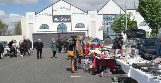 photo  les visiteurs et acheteurs furent présents tout au long de la journée.  &copy;  le maine libre 