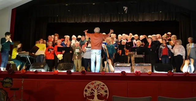 photo  autour du chef de chœur eric têtedoie, les choristes ont répété ensemble à partir de 17 heures.  &copy;  le maine libre 