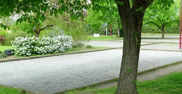 photo  jouxtant la salle des loisirs, les terrains de pétanque vont être agrandis et réaménagés, cette année.  &copy;  ouest-france 