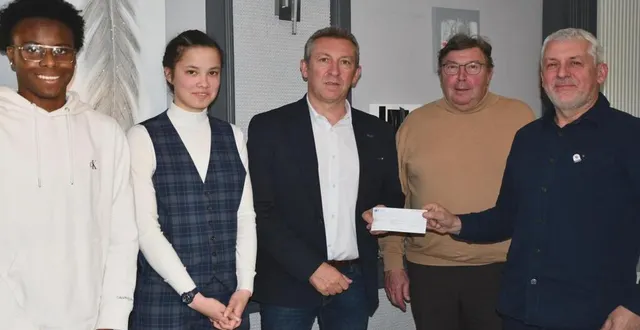 photo  en présence des lycéens, louise et séeman, (à gauche), yannick marchand, président du rotary club, a remis un chèque de 500 € à laurent bouscaud, directeur des formations à la cité scolaire de perseigne (au centre). 